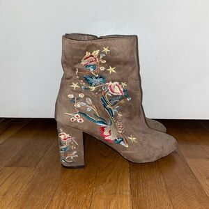 Brown Heeled Boots with Floral Embroidery